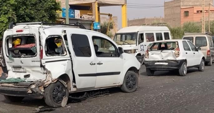 اصطدام شاحنة بثلاث سيارات يخلف خسائر مادية جسيمة بآيت أورير