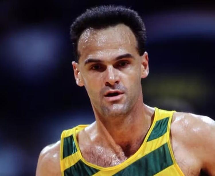 Corpo de Oscar Schmidt é cremado em despedida discreta com parentes mais próximos