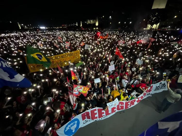 Manifestantes fazem ato pró-Lula na Esplanada dos Ministérios, em Brasília