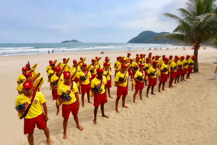 Guarujá abre vagas para guarda-vidas temporários com salário de R$ 2,8 mil; veja como se inscrever