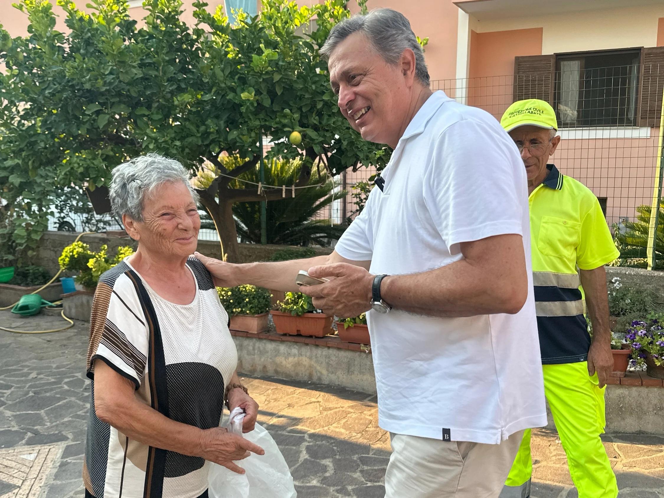Emergenza caldo a Castellabate: attivo il COC. Il sindaco consegna acqua a domicilio agli anziani