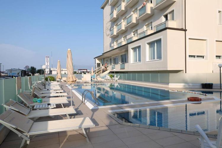 Bambina di 4 anni annega nella piscina di un hotel
