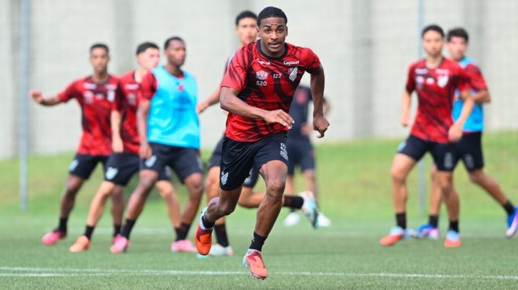 Kayke do Sub-20 do Athletico-PR joga pelo Brasileiro