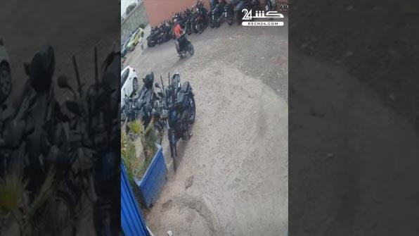 كاميرا للمراقبة ترصد سرقة دراجة نارية بطريقة ماكرة