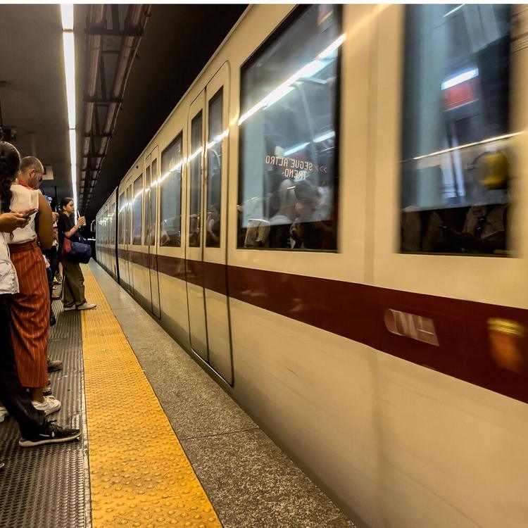 Muore travolto da un treno della metro B a Roma alla Stazione Garbatella