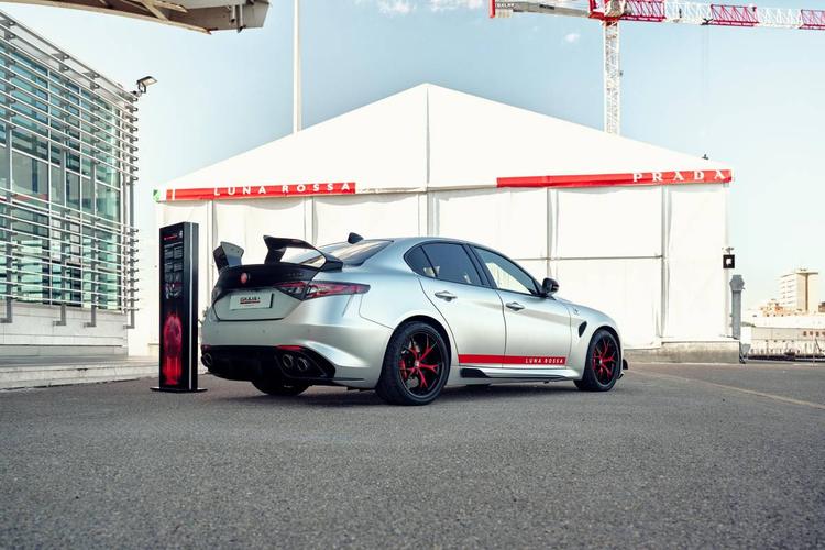 Giulia Quadrifoglio Luna Rossa una berlina estrema ed elegante