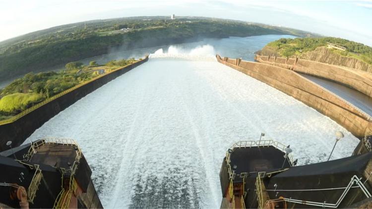 Após sete meses, vertedouro da Itaipu é aberto para controlar nível do reservatório