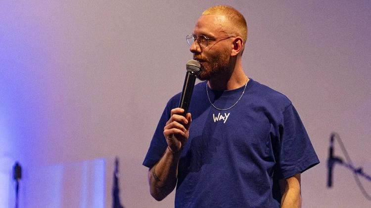 DJ se converte após sentir Deus o abraçando em culto: “Eu ouvi: Eu te amo”