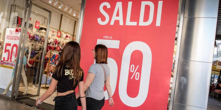 Saldi, la resistenza dei piccoli negozi anche in Calabria: fino a 65 milioni di euro di spesa