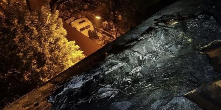 Ucraina, colpito il Ponte Nord a Kiev. Zelensky: «Attacco con 135 droni russi, un morto a Sumy»