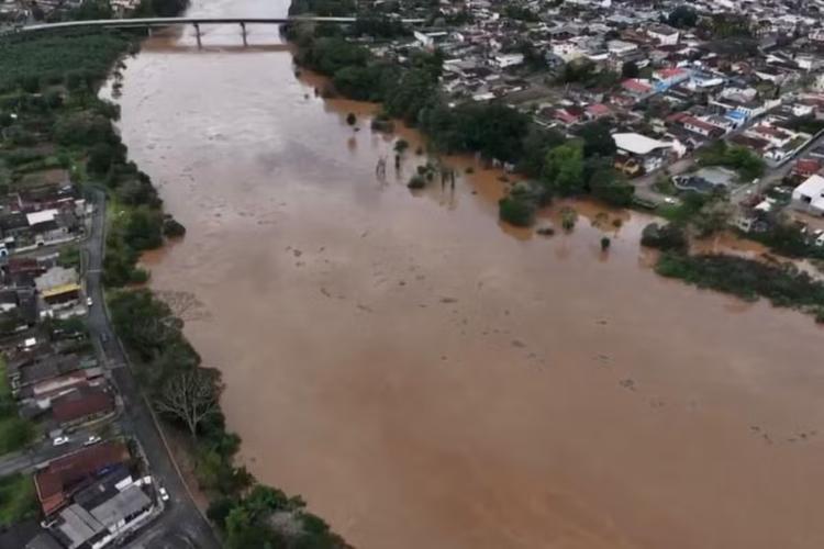 Rio Ribeira segue subindo, transborda em alguns pontos e Defesa Civil faz alerta