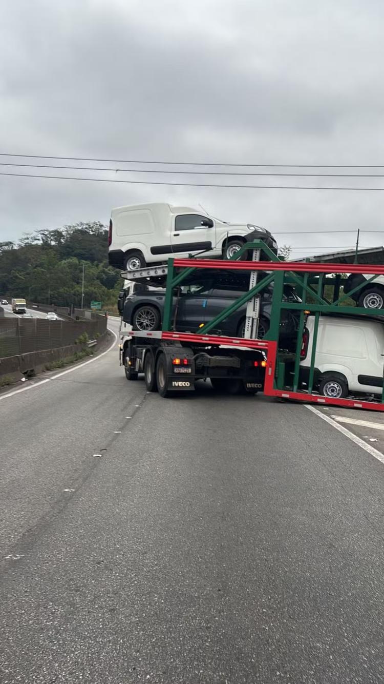 Carreta dá 'L' e interrompe trecho da Via Dutra em Barra Mansa