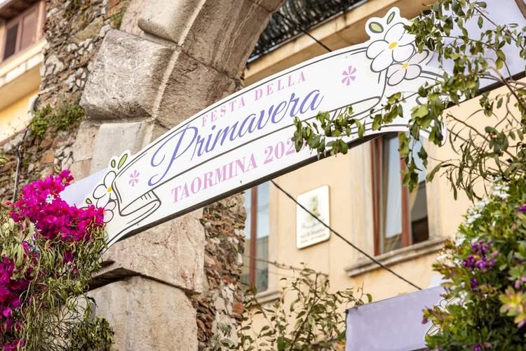 Ringraziamo l'Associazione Commercianti Taormina.🌸 La Festa della Primavera è stata anche il racconto di una città che...