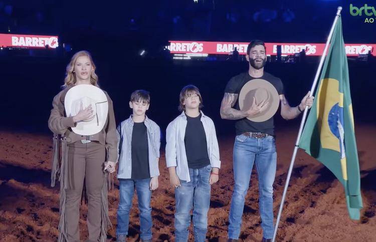 Gusttavo Lima, Andressa Suita e filhos levam bandeira do Brasil à final do rodeio da PBR na Festa de Barretos