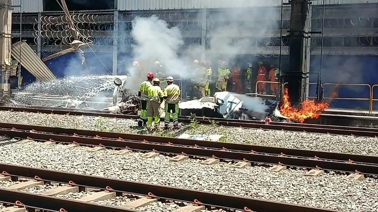 Imagens aéreas mostram avião em chamas sobre trilhos do metrô de BH; VÍDEO