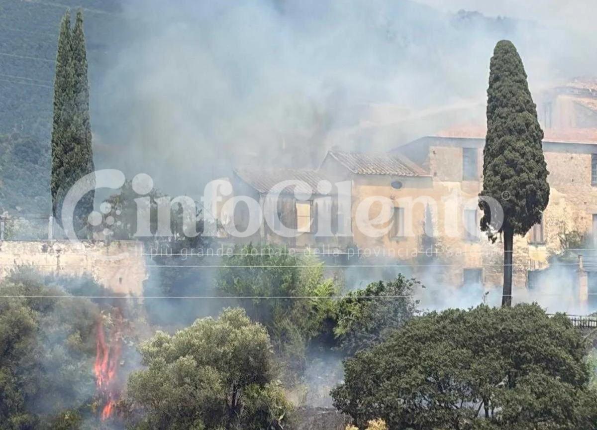 Incendio sulla SP 350 tra Eboli e Olevano: fiamme vicine alle case storiche, disagi alla viabilità