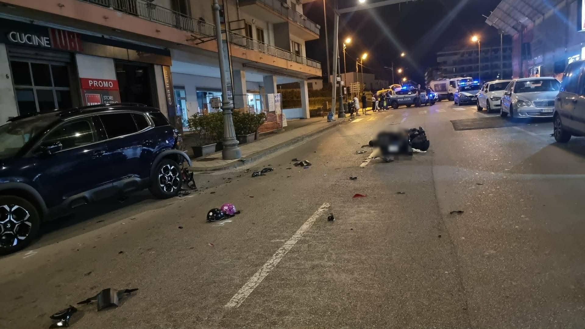 Grave incidente sul Corso Garibaldi: scontro violento tra auto e scooter, un giovane in rianimazione