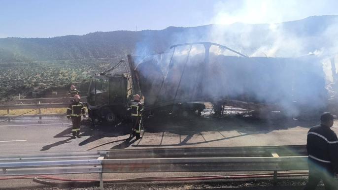 حريق مهول يجهز على شاحنة في الطريق السيار الرابطة بين مراكش وأكادير