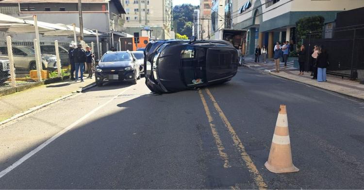 Carro capota após colisão na Avenida Osmar Souza Nunes, em Balneário Camboriú