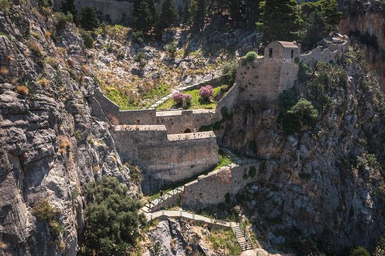 Imponente, selvaggia e affacciata sul mare. La Rocca è uno dei simboli di Cefalù, custode di storia, sentieri e panorami...