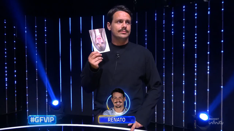 Gaffe al Grande Fratello Vip: Alessandra Mussolini con la foto capovolta