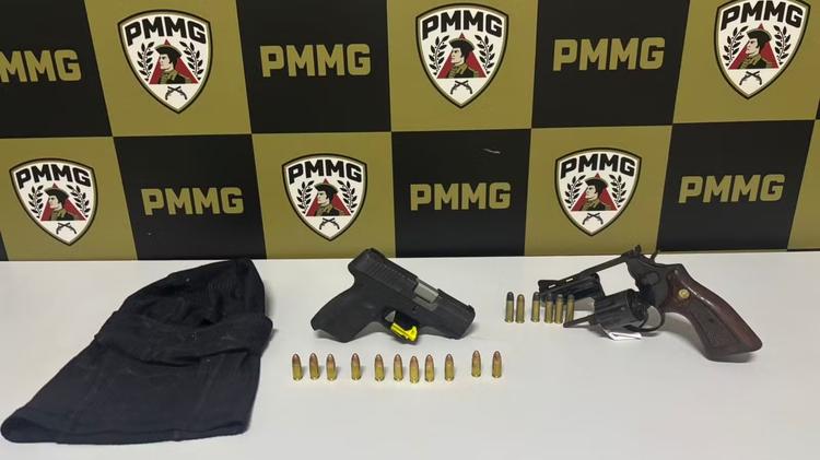 Dupla foge de abordagem em moto sem placa e é presa com armas em Arinos