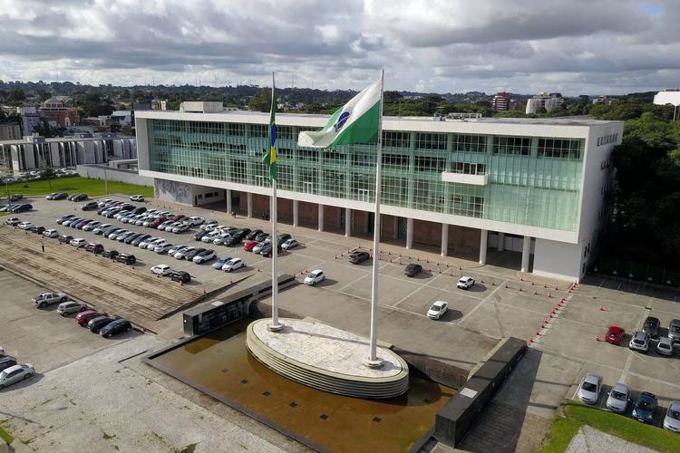 Candidatos ao governo do Paraná participam de Desfiles Cívico-Militares e entrevistas
