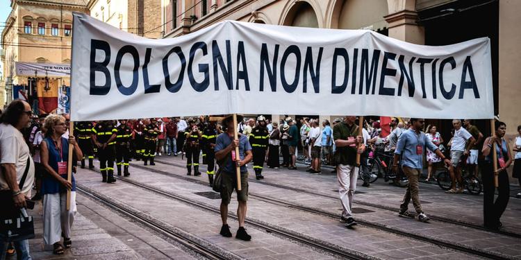Strage di Bologna, Conte: Meloni non disconosca la matrice neofascista