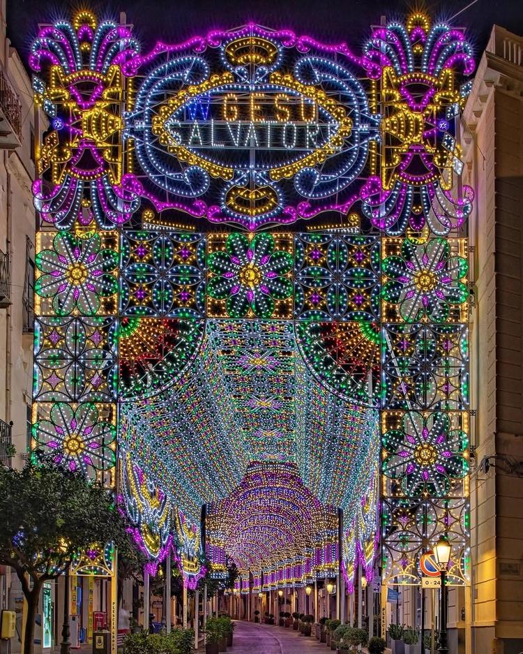 Cefalù si illumina in omaggio del SS. Salvatore Le luminarie tornano ad accendere le vie del centro storico, regalando u...