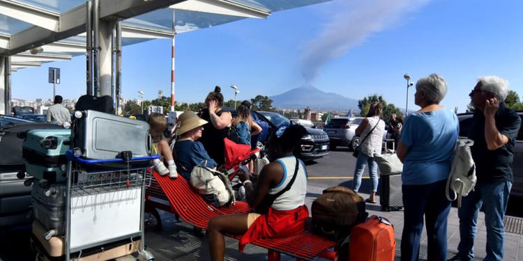 Etna, l'aeroporto di Catania chiuso fino alle 15 di domani. Salvini: "Se ci fosse stato il Ponte, in centinaia sarebbero già arrivati a destinazione"