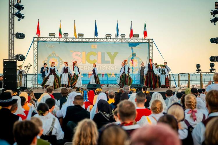 🪇🪗ILFESTIVAL DEL FOLKLORE INTERNAZIONALE RITORNA A LETOJANNI 🪘Dopo il grande successo ottenuto nelle edizioni precede...