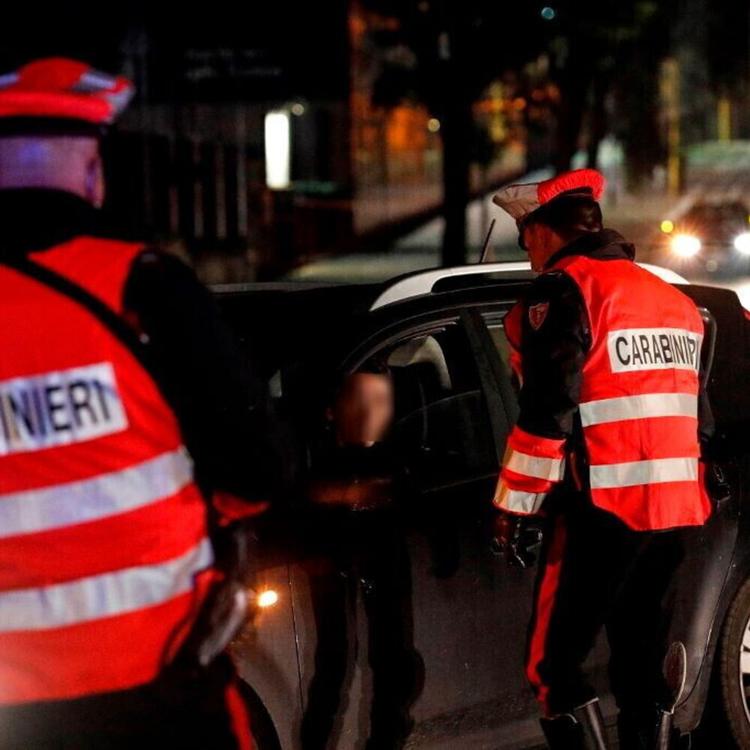 Un'auto con 5 minorenni evita il posto di blocco e si schianta. Muore un 17enne, feriti gli altri