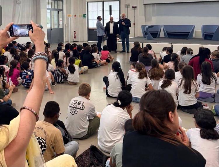L'indagato per terrorismo fa lezione ai bimbi, Valditara invia gli ispettori: "La scuola non è luogo di indottrinamento"
