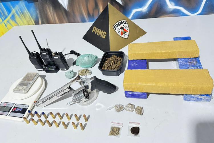 Denúncia leva à apreensão de drogas e arma em Ipatinga; adolescente diz que era pago para esconder material