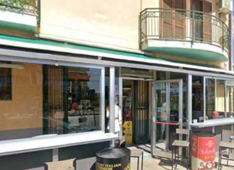 Paura nella notte a Santa Cecilia: barista aggredita e rapinata all’apertura