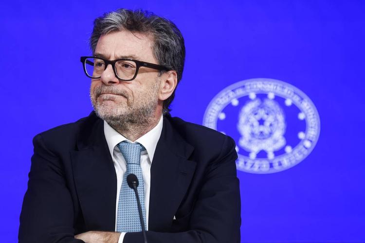 "I conti in salute hanno limitato l’impatto della crisi globale". E Giorgetti assicura: "Fuori dalla procedura nel 2027"