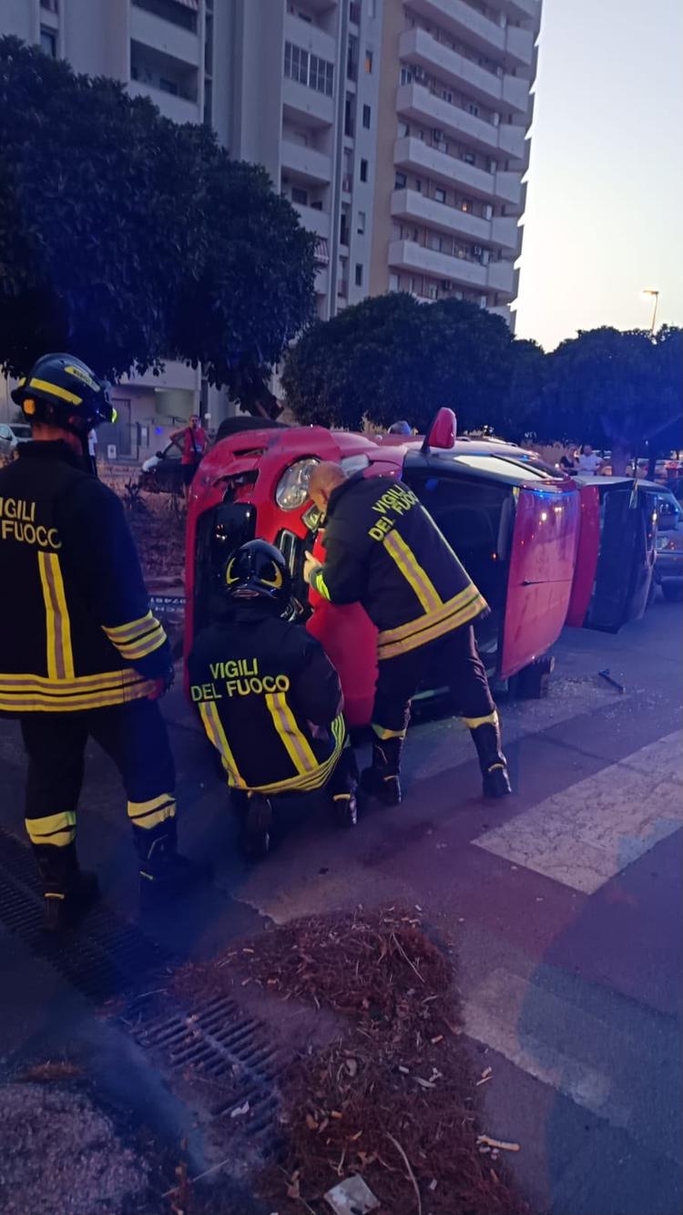 Taranto, perde il controllo dell’auto e si ribalta: donna salvata dai Vigili del Fuoco
