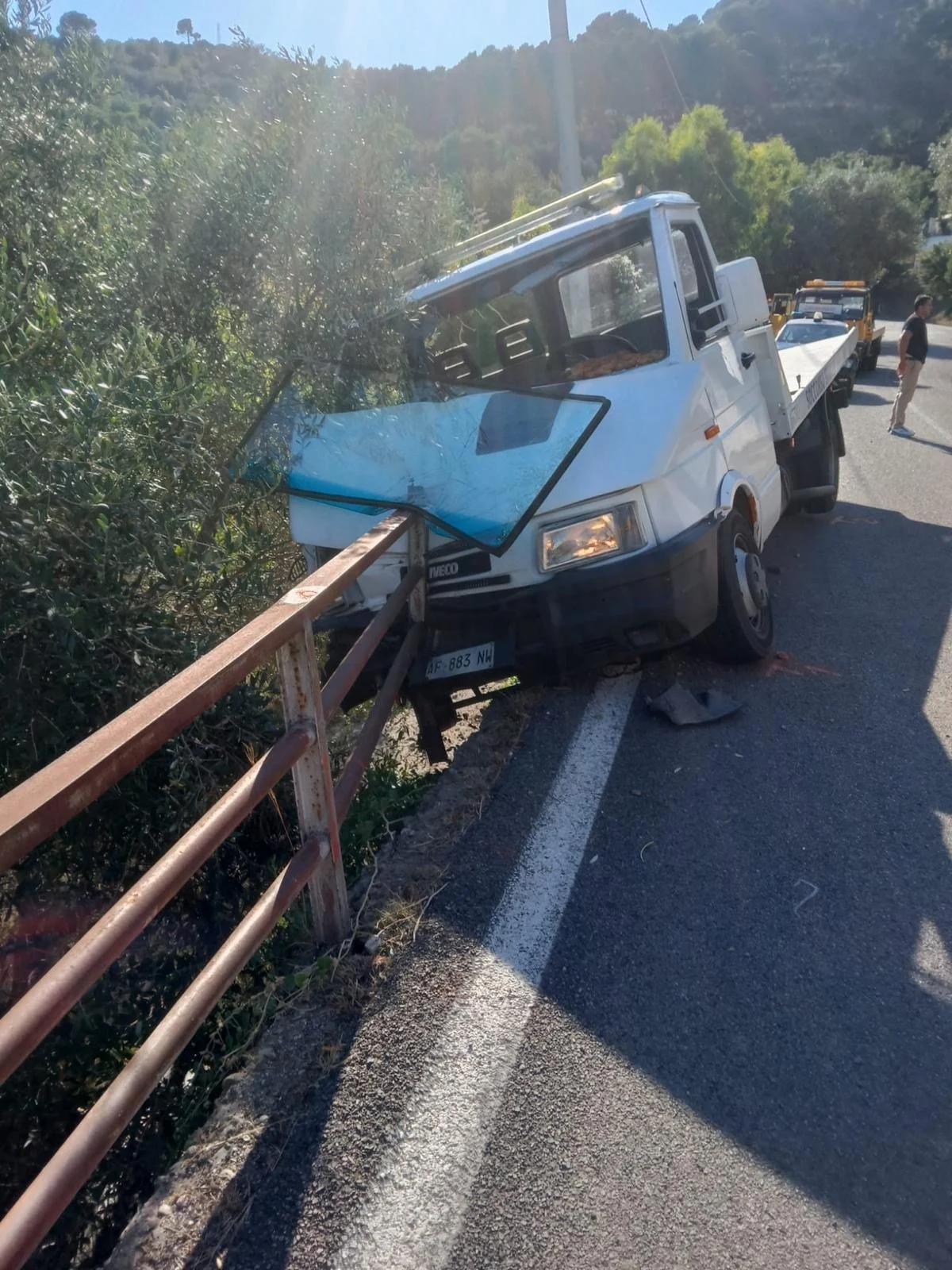 Montecorice, perde il controllo del carro attrezzi: veicolo in bilico sul vuoto