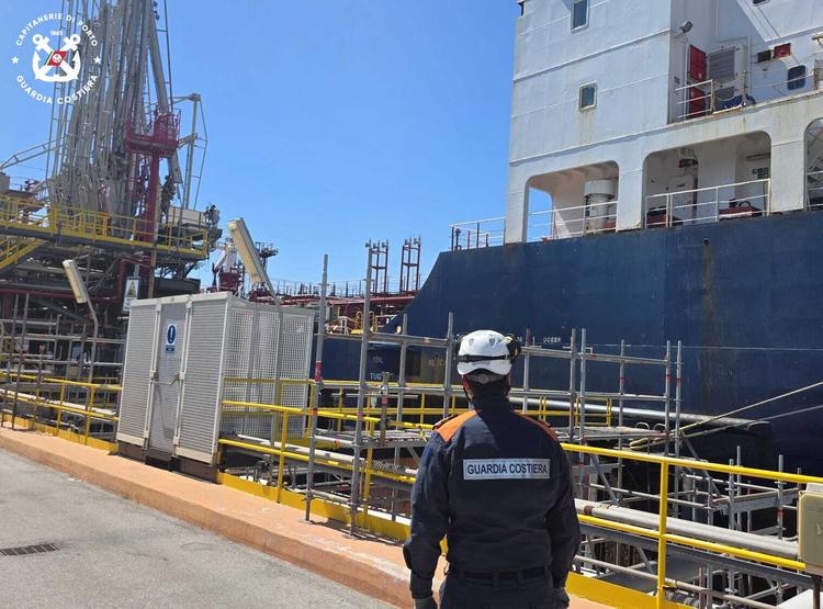 Taranto, la Guardia Costiera introduce nuove misure per prevenire fenomeni odorigeni