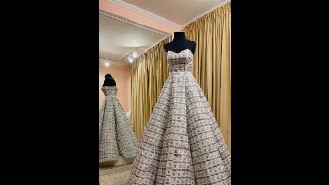 Estilista cria vestido de noiva com "lixo" das figurinhas da Copa; veja