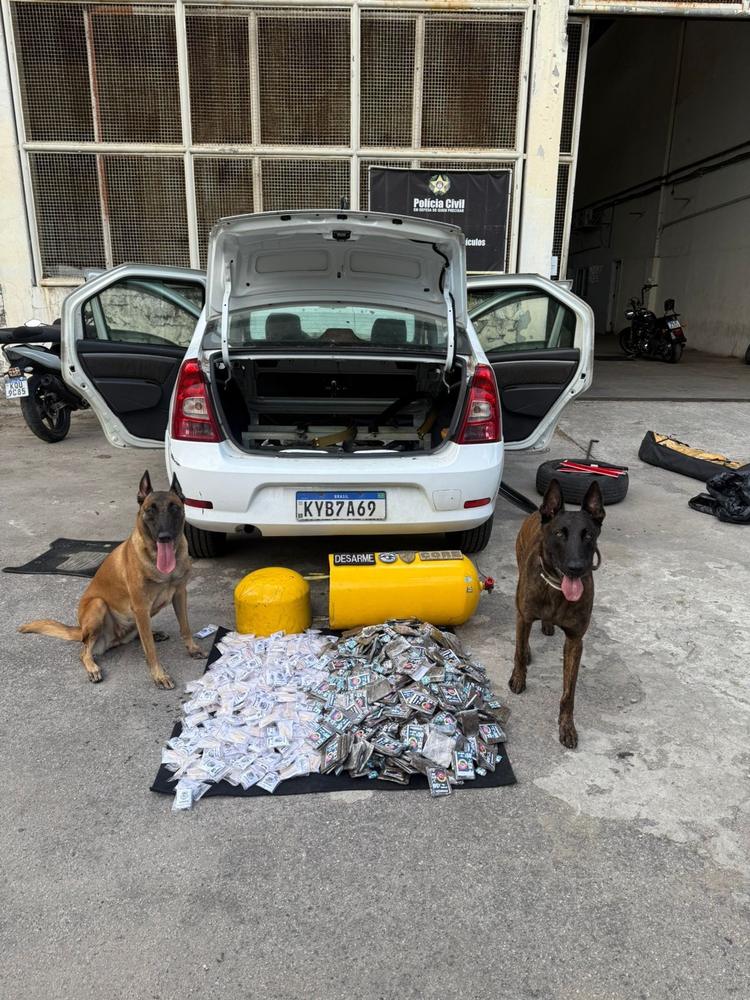 Trio é preso com drogas escondidas em cilindro de gás natural de carro, em Volta Redonda