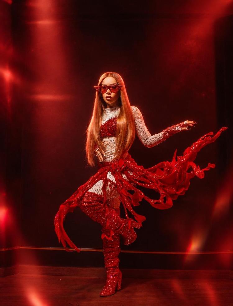 Viviane Batidão aposta em três looks com 15 mil pedrinhas cristalizadas para estreia no Rock in Rio