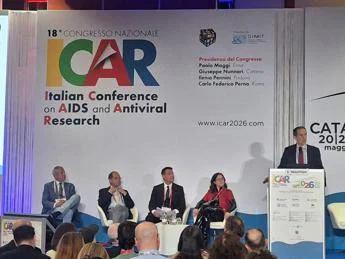 Hiv e adolescenti, l'allarme degli infettivologi: "Cala la percezione del rischio e cresce l’urgenza di prevenzione ed educazione sessuo-affettiva"
