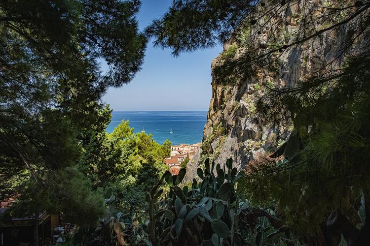 Scorci che parlano da soli.✨🌊 Mare, silenzio e meraviglia: sei a Cefalù! #visitcefalu