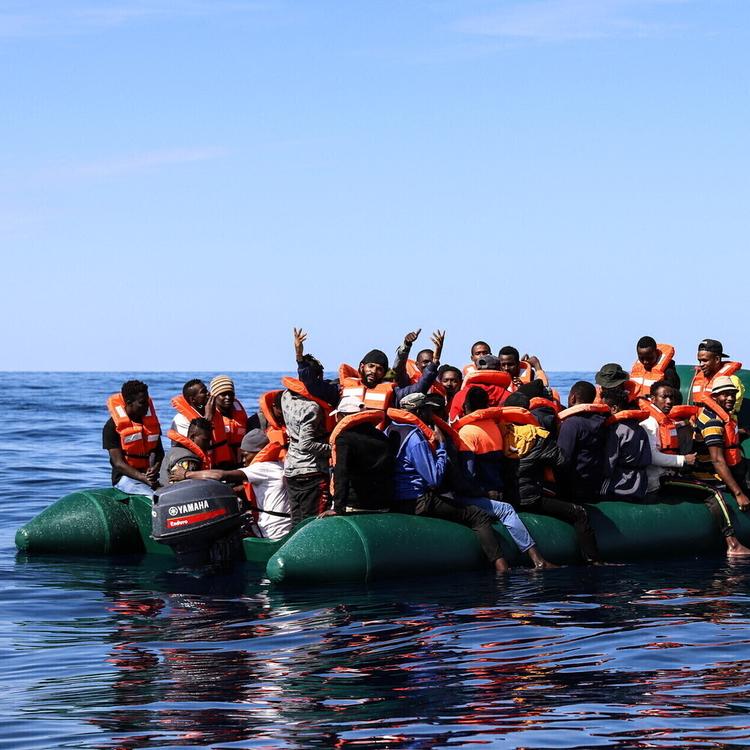Affonda un gommone al largo di Creta, un morto e 25 migranti dispersi