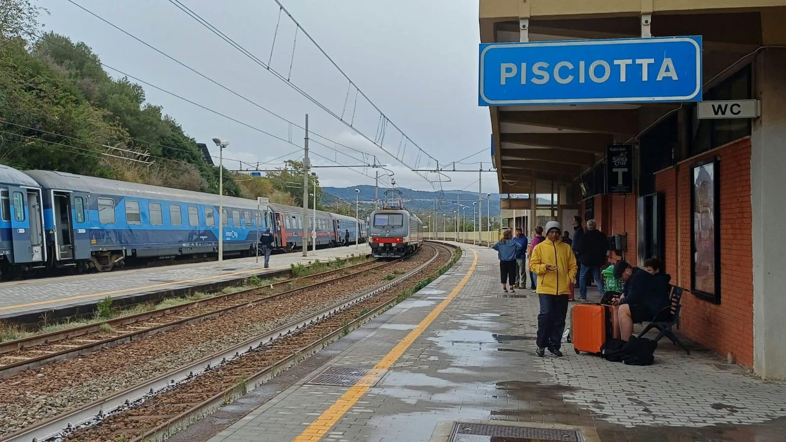 Guasto elettrico sulla Salerno-Paola: treni in ritardo e bus sostitutivi tra Pisciotta e Sapri