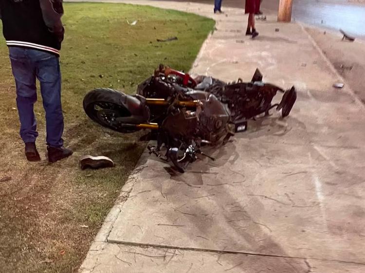 Motociclista fica em estado gravíssimo após bater em poste em Pirapora