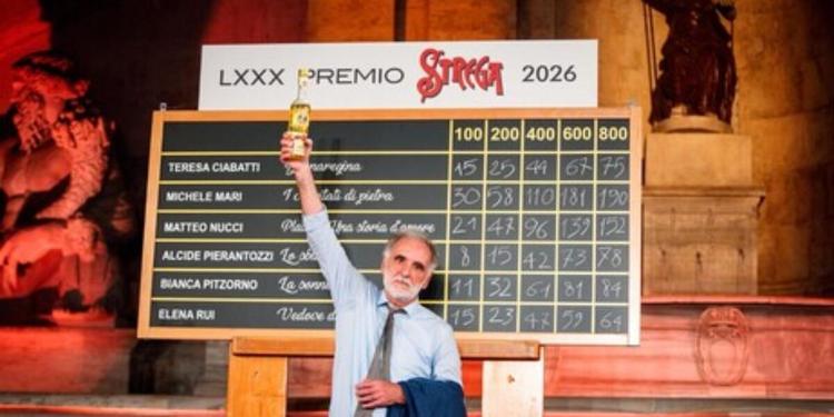 Michele Mari va oltre le polemiche e vince il Premio Strega 2026
