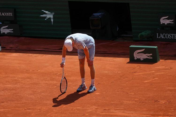 Sinner abbandona il Roland Garros. A sconfiggerlo stress malesseri e nausea