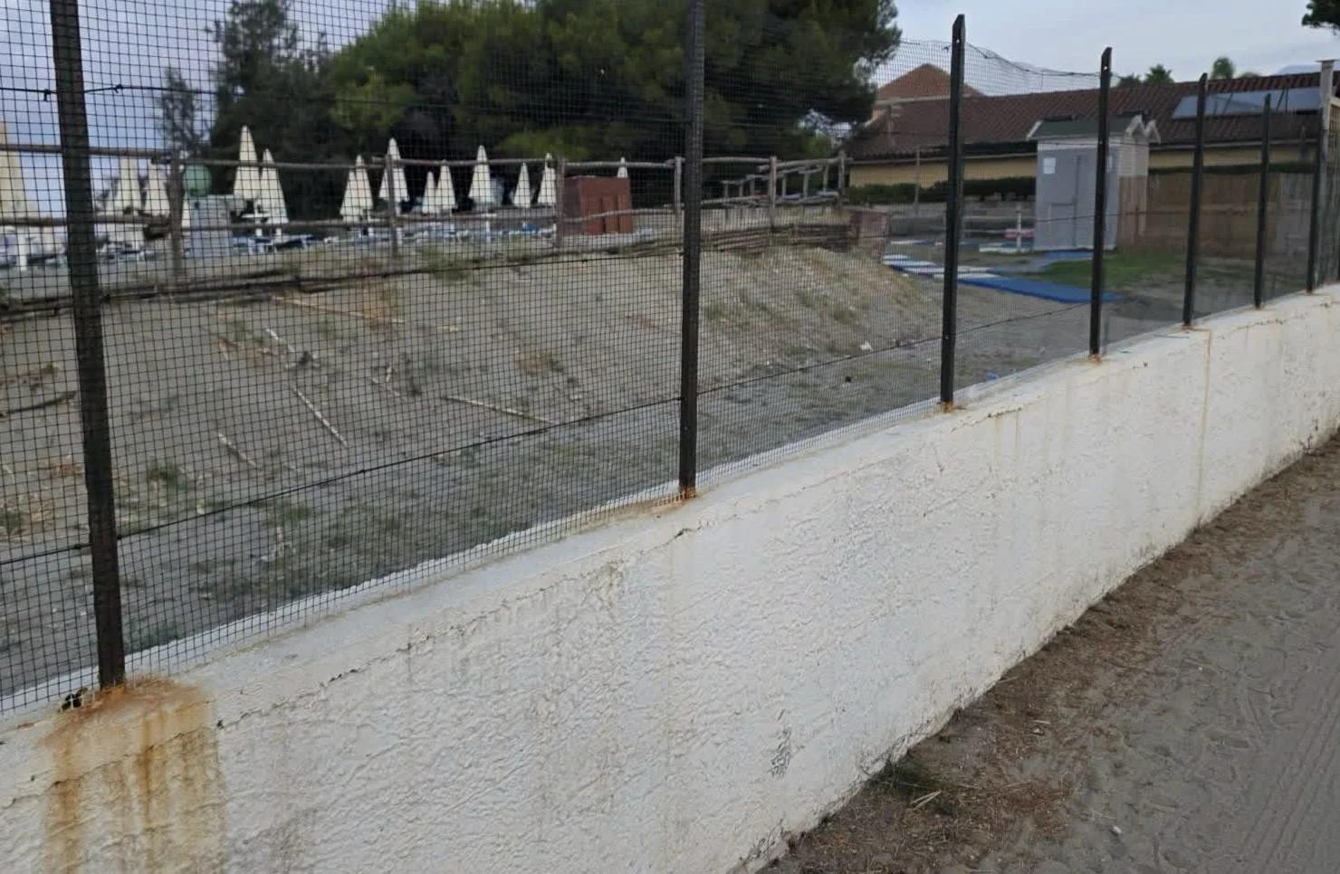 Casal Velino, cancelli e cartelli di proprietà privata in spiaggia: Borrelli chiede verifiche